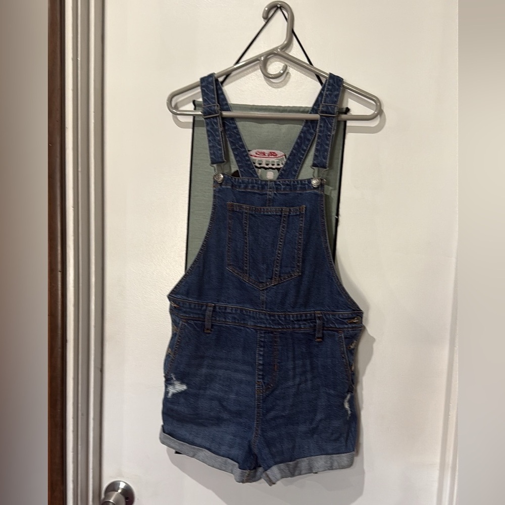 Women’s Old Navy Denim Overall Shorts! Very gently used! #SmokeFreeHome!